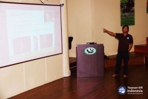 Robithotul Huda presentasi mengenai monitoring kukang
