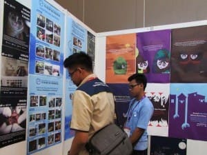 Pengunjung membaca informasi mengenai penderitaan kukang yang dipajang di stand YIARI dalam acara Indo Pet Expo 2015, di Indonesia Convention Exhibiton, BSD City Tangerang
