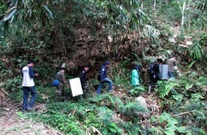 Tim dalam perjalanan menuju kandnag habituasi di kawasan Suaka Margasatwa Gunung Sawal Ciamis