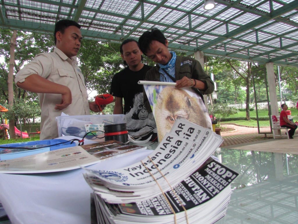 Tim YIARI mempersiapkan material publikasi untuk kegiatan kampanye "Stop Memberi Makan" di Layar Club House, Mediteranian Boulevard, Pantai Indah Kapuk, Jakarta Utara, Sabtu, 19 Maret 2016.