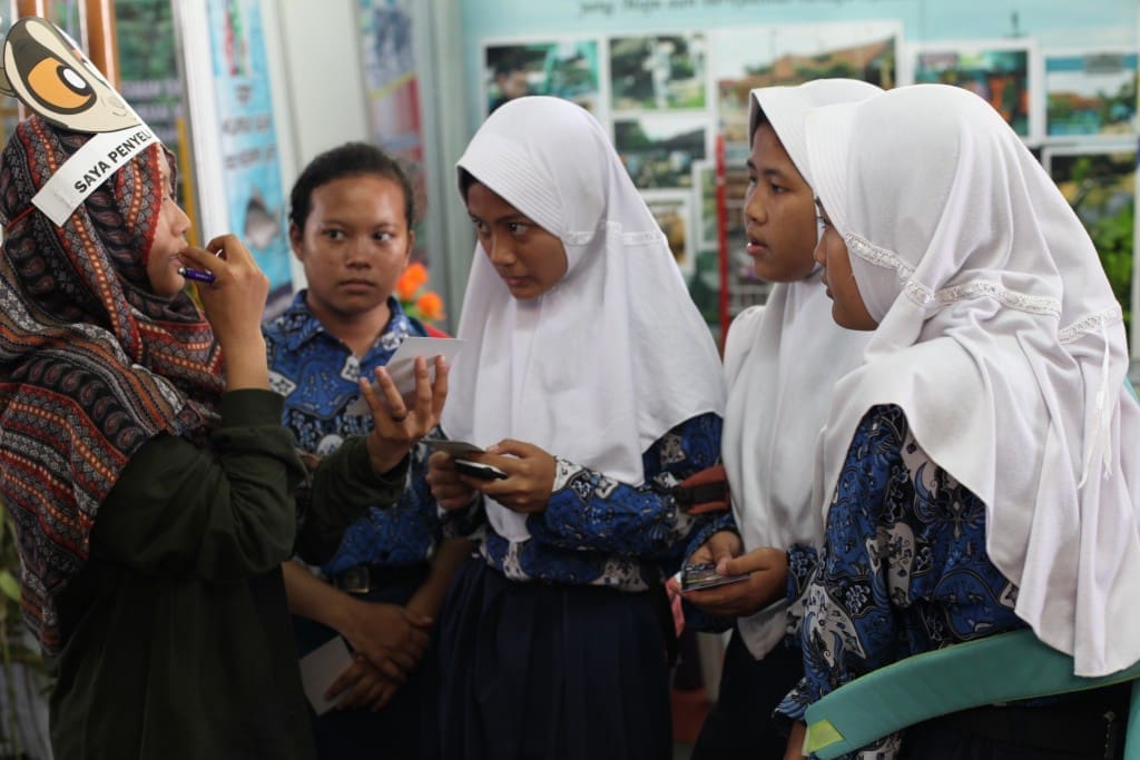 Para siswi SMP Negeri 5 Ciamis memperhatikan anggota tim edukator YIARI menjelaskan mengenai tantangan penderitaan kukang di tangan perdagangan dan pemeliharaan pada gelaran Pameran Pekan Raya Ciamis,  Kamis, 02 Juni 2016.