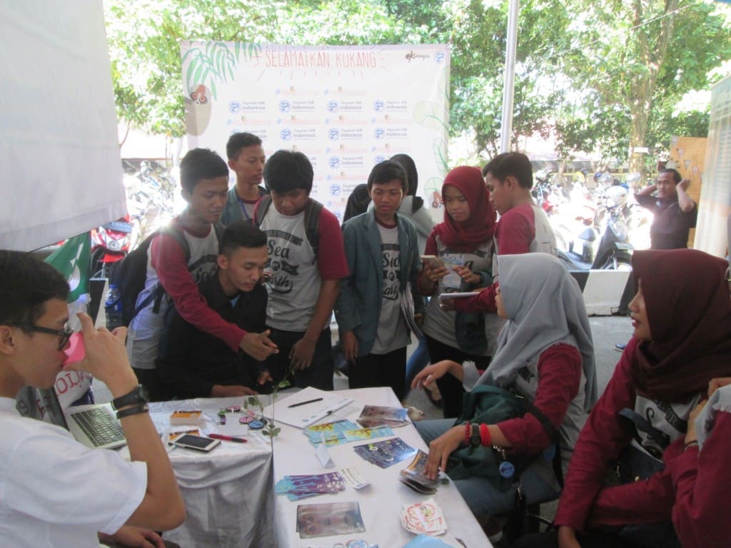 Mahasiswa dan mahasiswi Universitas Lampung berkumpul di stand YIARI membaca material edukasi tentang konservasi kukang, 20 April 2016.