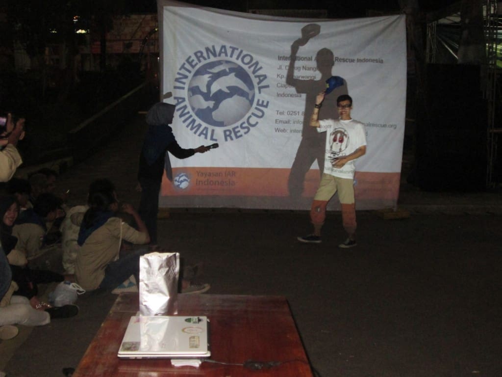 Staf Edukasi YIARI berbagi informasi mengenai konservasi kukang dalam gelaran Earth Day Festival di Universitas Lampung, 21 April 2016