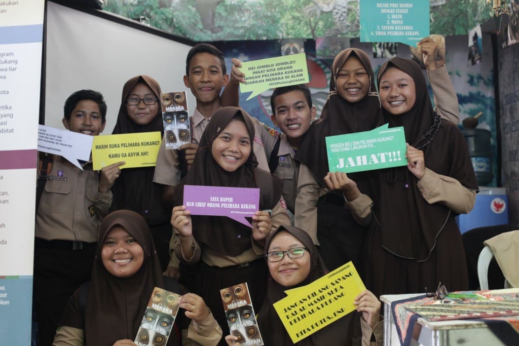 Foto bersama pengurus OSIS SMP Negeri 4 Ciamis sebagai aksi kampanye mendukung upaya konservasi kukang.
