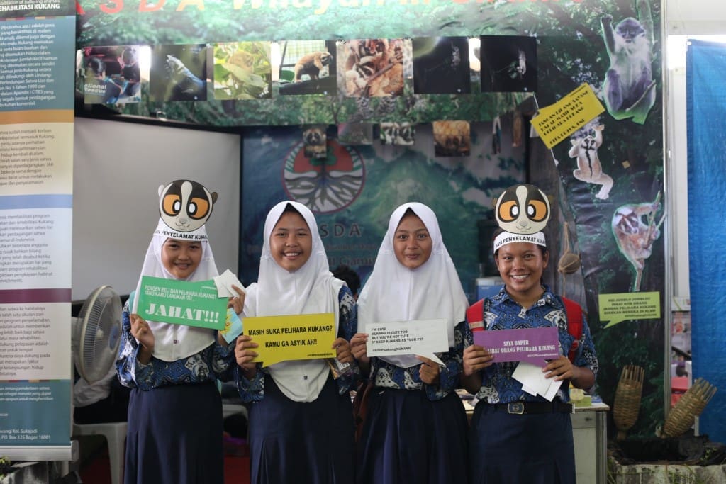 Aksi kampanye siswi SMP Negeri 5 Ciamis mendukung upaya konservasi kukang.