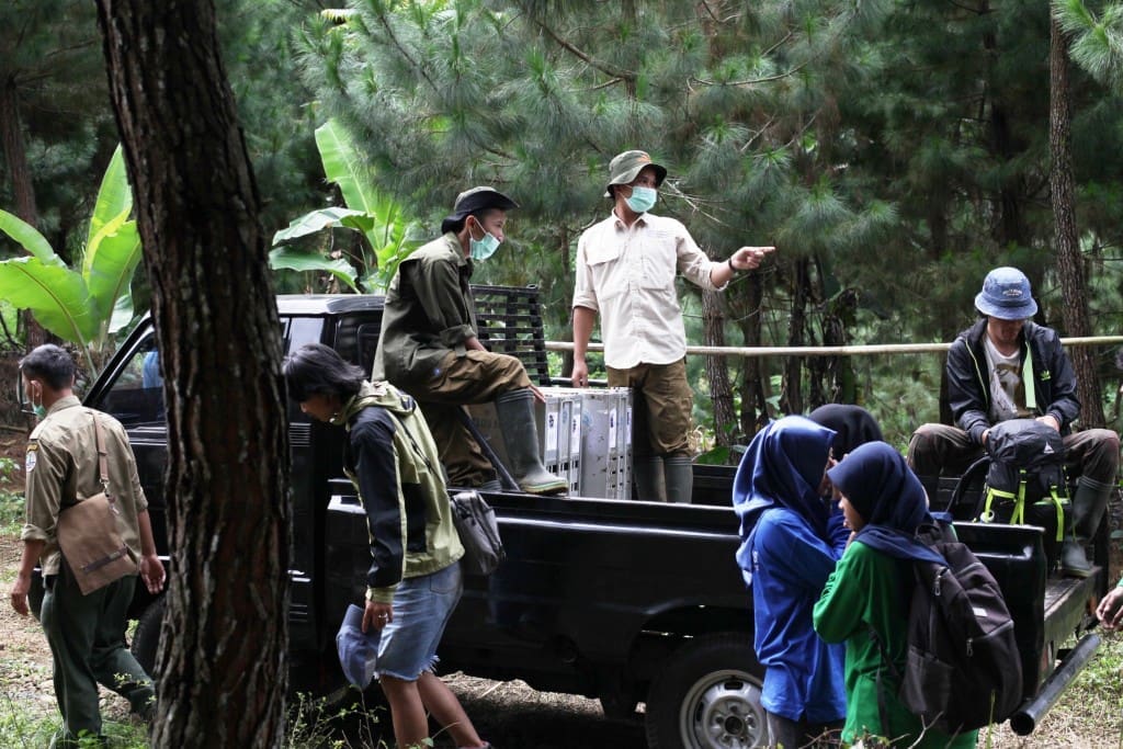 Petugas YIARI menyiapkan kandang transportasi berisi kukang untuk dibawa ke kandang habituasi di kawasan Suaka Margasatwa Gunung Sawal, Ciamis.
