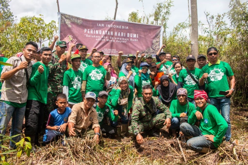Foto bersama para peserta penanaman 6000 bibit pohon di Hari Bumi. Foto: RIduansyah/IAR Indonesia.